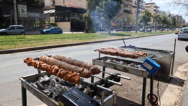 Το σωστό ψήσιμο για τα κρέατα του πασχαλινού τραπεζιού: Τόση ώρα χρειάζεται το κοκορέτσι στην σούβλα για να ψηθεί σωστά, πόσο θέλει το αρνί