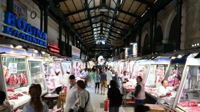 Αυξημένη η κίνηση στη Βαρβάκειο για τα τελευταία ψώνια του Πάσχα: Πού κυμαίνονται οι τιμές