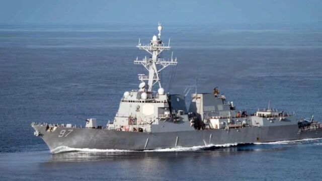 CENTCOM: Δυο αμερικανικά αντιτορπιλικά ξεκίνησαν να καθαρίζουν νάρκες στα Στενά του Ορμούζ