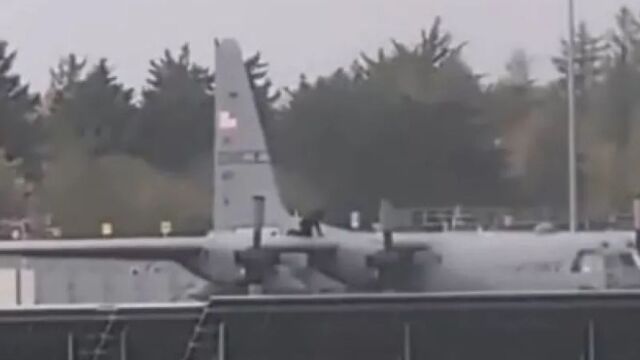 Ιρλανδία: Συνελήφθη άνδρας που προκαλούσε ζημιές σε στρατιωτικό αεροσκάφος των ΗΠΑ (Βίντεο)