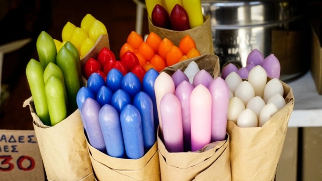 Τι κάνουμε τις λαμπάδες μετά την Ανάσταση; Γιατί δεν πρέπει να τις πετάξουμε