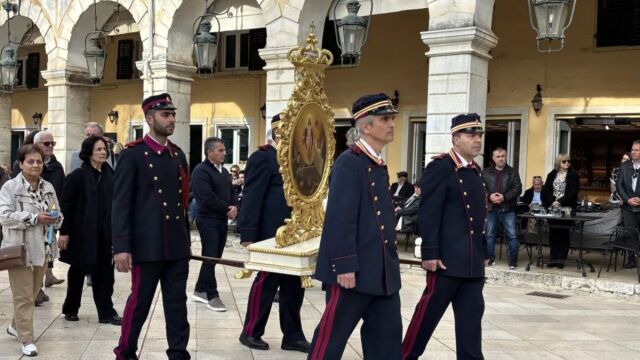 Κέρκυρα: Με λαμπρότητα οι περιφορές των Αναστάσιμων εικόνων (Βίντεο)