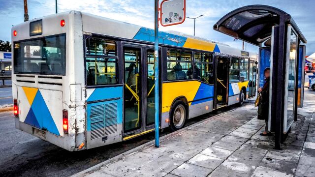 Σοβαρό περιστατικό στον Πειραιά: Πέταξαν κροτίδα σε λεωφορείο ενώ κινούνταν με πατίνι - Συνελήφθη ένας 15χρονος