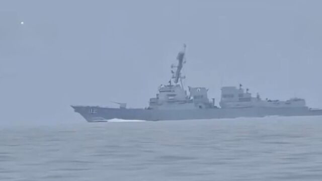 Στενά του Ορμούζ: Βίντεο ντοκουμέντο από τη στιγμή που ιρανικό σκάφος απειλεί αμερικανικό αντιτορπιλικό - 