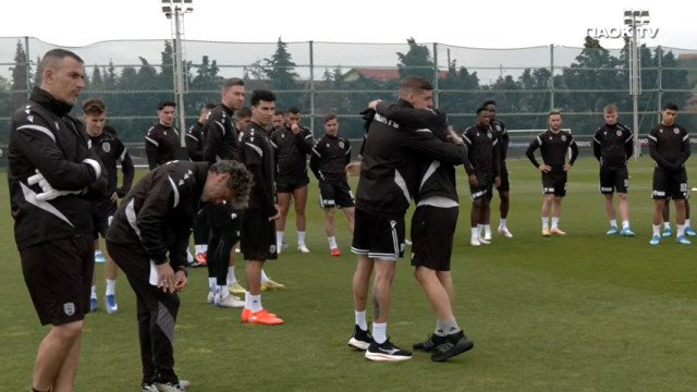 ΠΑΟΚ: Οι αγκαλιές συμπαράστασης των ποδοσφαιριστών στον Λουτσέσκου (Βίντεο)