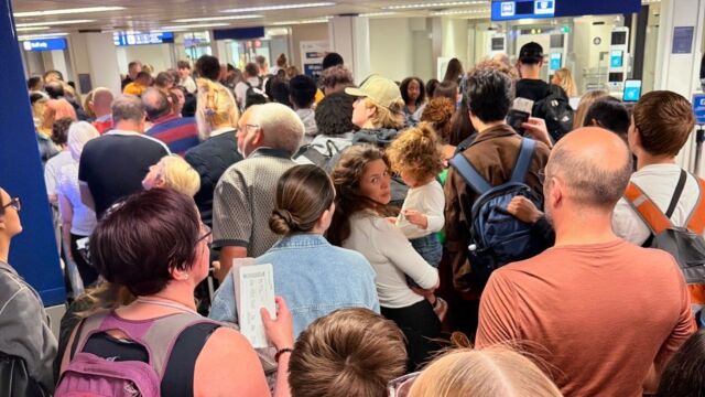 Χάος στα ευρωπαϊκά αεροδρόμια: Το κώλυμα με την εφαρμογή των βιομετρικών στοιχείων που οξύνει την ταλαιπωρία (Εικόνες  Βίντεο)