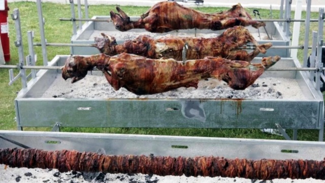 Το απόλυτο κόλπο με το λεμόνι για να καθαρίσεις την σούβλα μετά το ψήσιμο του αρνιού