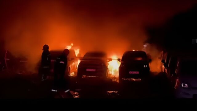 Ηράκλειο Κρήτης: Πυρκαγιά σε χώρο στάθμευσης ενοικιαζόμενων αυτοκινήτων (Βίντεο)