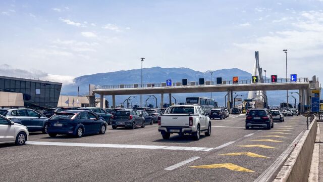 Γεφυρα Ρίου - Αντιρρίου: Κλειστή η πορθμειακή γραμμή λόγω ισχυρών ανέμων - Μεγάλη κίνηση  (Βίντεο)