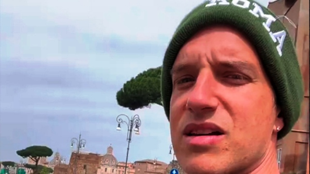 Αμερικανός ζητά συγγνώμη από Ευρωπαίους για τον Ντόναλντ Τραμπ (Βίντεο)