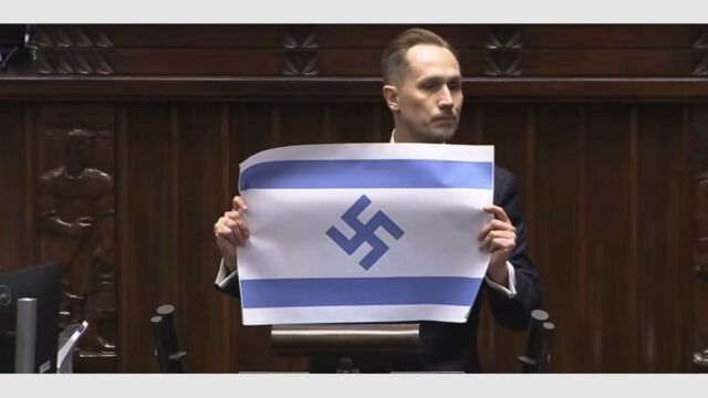 Πολωνία: Ακροδεξιός βουλευτής σήκωσε σημαία του Ισραήλ με σβάστικα στο κοινοβούλιο - Σφοδρές αντιδράσεις (Βίντεο)