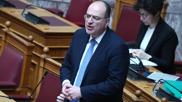 Απάντηση από τον Μακάριο Λαζαρίδη, έδειξε το πτυχίο του: 