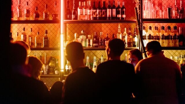 Αίγιο: Ομάδα 30 κουκουλοφόρων επιτέθηκε άγρια σε δύο νεαρούς με ρόπαλα και σιδηρολοστούς μέσα σε μπαρ