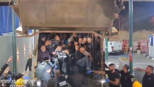 Απίστευτο περιστατικό στο Ισραήλ: 68 μετανάστες από την Παλαιστίνη βρέθηκαν στοιβαγμένοι μέσα σε απορριμματοφόρο - Δείτε το βίντεο