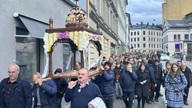 Όσλο: Σύσσωμη η ελληνική κοινότητα στη δική της περιφορά Επιταφίου - Η αύξηση τα χρόνια της κρίσης και ο πυλώνας Εκκλησία (Εικόνες)