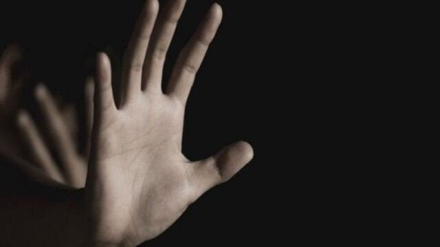 Φρίκη για 21χρονη στη Χαλκίδα: Κατήγγειλε ότι ο πατριός της ασέλγησε σε βάρος της ενώ κοιμόταν