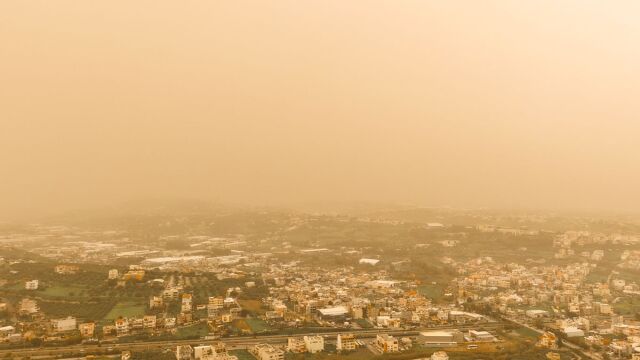 Καιρός: Με λασποβροχές, κύμα αφρικανικής σκόνης και υψηλές θερμοκρασίες θα κυλήσει η Τρίτη του Πάσχα - Η πρόγνωση για το υπόλοιπο της εβδομάδας (Βίντεο)