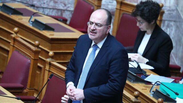 ΚΚΕ: Η κυρίαρχη αντιλαϊκή πολιτική έχει ανάγκη από πολιτικούς τύπου Λαζαρίδη για να την υπηρετούν με ή χωρίς πτυχία