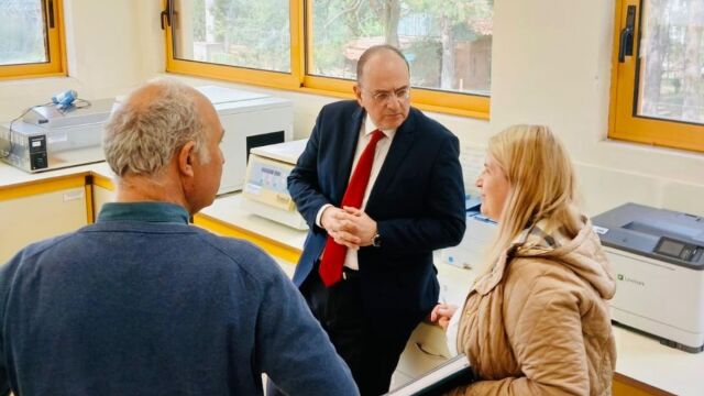 Μακάριος Λαζαρίδης: Επίσκεψη στα κτηνιατρικά εργαστήρια του ΥΠΑΑΤ (Εικόνα)