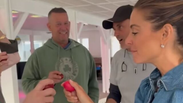 Μαρία Μενούνος: Γιόρτασε στη μνήμη της μητέρας της το ελληνικό Πάσχα - Τσούγκρισμα αυγών στο Λος Άντζελες (Εικόνες  Βίντεο)