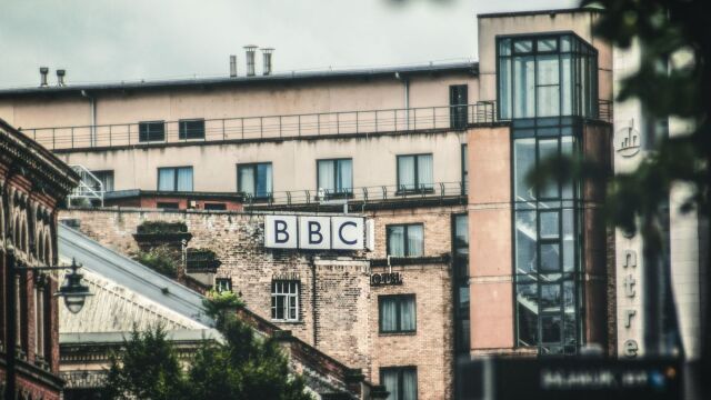 BBC: Νέες περικοπές -  Μείωση ως και 2.000 θέσεων εργασίας