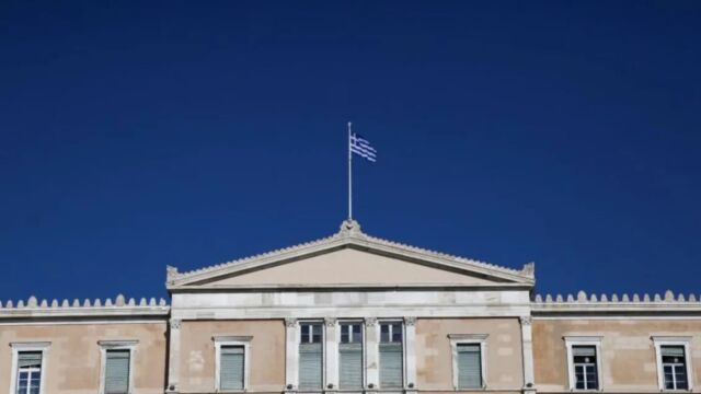 Bloomberg για προϋπολογισμό: Πολύ υψηλότερο από τον στόχο το πρωτογενές πλεόνασμα το 2025