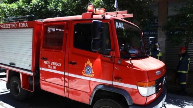 Φωτιά στην Κυψέλη: Κάηκαν 3 ΙΧ σε κεντρικό δρόμο - Στο σημείο 12 πυροσβέστες με 4 οχήματα