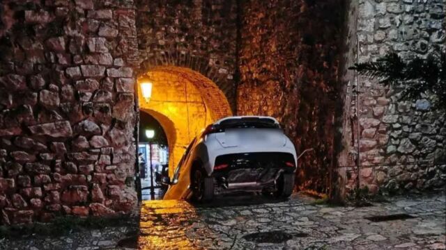 Απίστευτο κι όμως αληθινό: ΙΧ σφήνωσε στα σκαλιά του Κάστρου των Ιωαννίνων