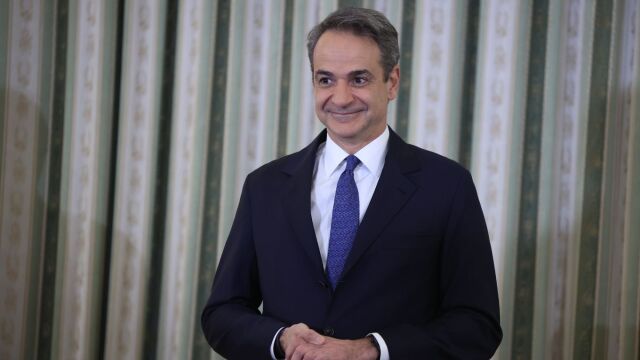 Το ταξίδι Μητσοτάκη στα Χανιά, το τζόκεϊ οι αποσκευές και η χαλαρή κουβέντα