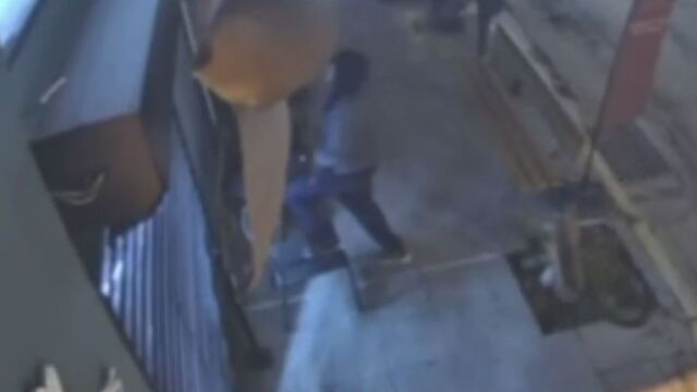 Διαρρήκτης για... κλάματα στην Πολίχνη: Προσπάθησε να μπει σε καφεκοπτείο και έπεσε από ύψος 2,5 μέτρων (Βίντεο)