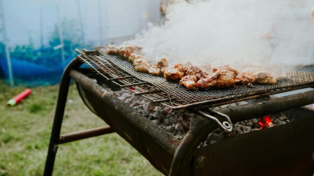 Η ψησταριά δεν θα ξανασκουριάσει ποτέ αν κάνεις αυτό με ένα απλό και φθηνό υλικό