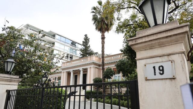 Στο προσκήνιο η συνταγματική αναθεώρηση - Κυβερνητική αντεπίθεση με φόντο τη σκανδαλολογία