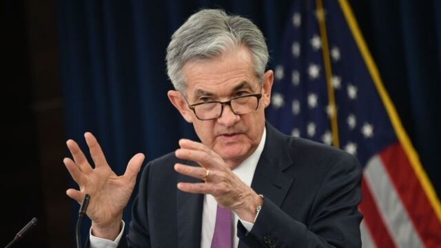 Tραμπ: Απειλεί με απόλυση τον Πάουελ αν δεν αποχωρήσει από τη Fed