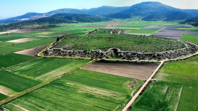 Βοιωτία: Αποκαταστάθηκαν η Νότια Πύλη της μυκηναϊκής ακρόπολης του Γλα και μέρος του κυκλώπειου τείχους της (Εικόνες)