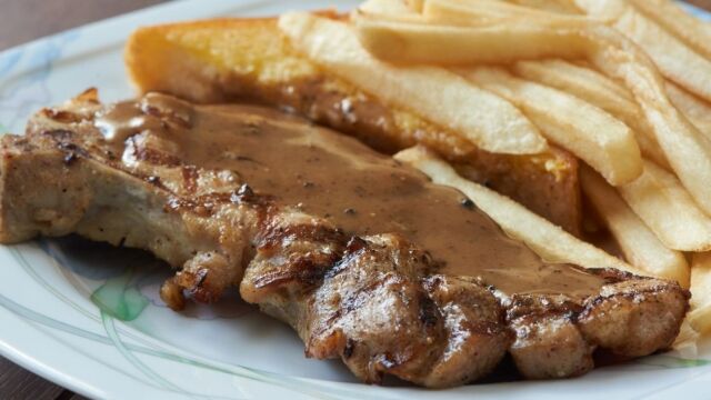 Πώς να μην πιτσιλίσεις όλη την κουζίνα όταν ψήνεις μπριζόλες στο τηγάνι