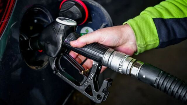 Καύσιμα: Κλειδωμένα στα 2 ευρώ μέχρι τον Σεπτέμβριο, τι γίνεται με το Fuel Pass