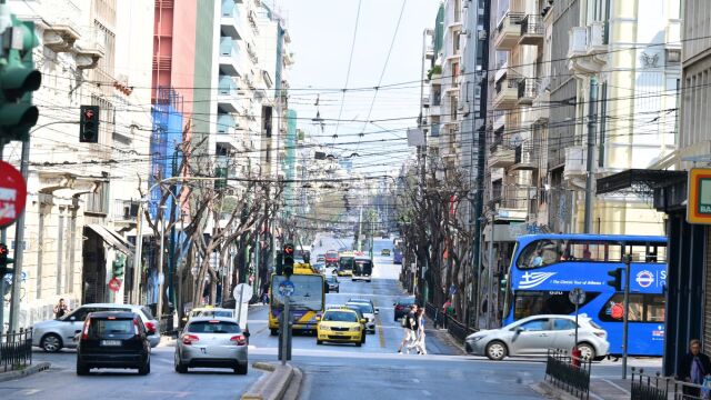 Live η κίνηση στους δρόμους: Ήπια κυκλοφορία στους οδικούς άξονες της Αθήνας, προβλήματα σε Κηφισό και λιμάνι του Πειραιά