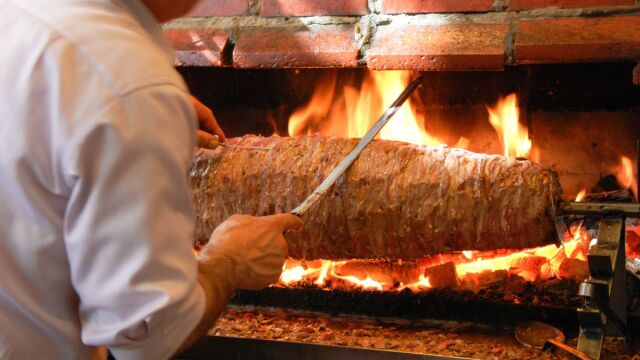 Έτσι θα ρίξεις τη χοληστερίνη μετά τα αρνιά, τα κοκορέτσια, τα τσουρέκια και τα αυγά: Τι λένε οι ειδικοί