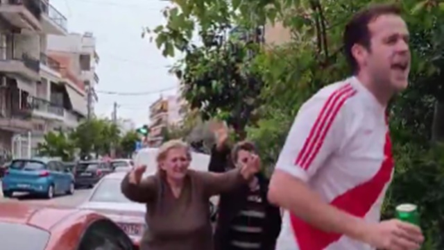 AEK - Ράγιο Βαγιεκάνο: Μυθικές στιγμές με τους Ισπανούς να τραγουδούν με γιαγιάδες στον δρόμο προς την 