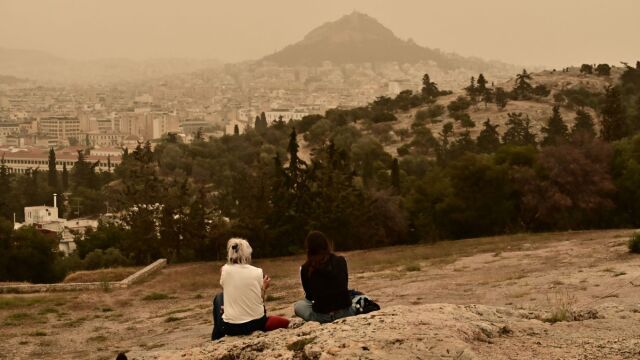 Αφρικανική σκόνη: Τα συμπτώματα που επηρεάζουν τον οργανισμό και οι νέες οδηγίες του ΕΟΔΥ