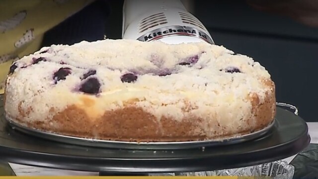 Το πιο αφράτο κέικ με μύρτιλα και cream cheese που έχει γίνει viral