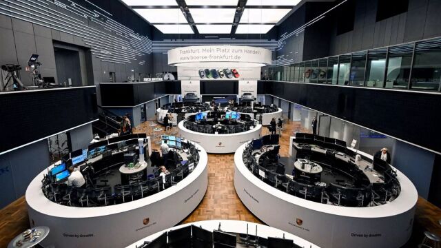 Ευρωαγορές: Εκτόξευση μετά το άνοιγμα των Στενών του Ορμούζ -  Άνοδος σχεδόν 5% για τον ταξιδιωτικό κλάδο