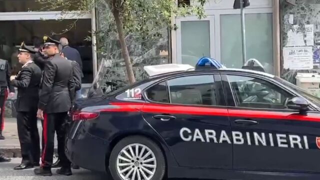 Κινηματογραφική ληστεία στη Νάπολη: Μπήκαν σε τράπεζα με μάσκες ηθοποιών, κράτησαν ομήρους και εξαφανίστηκαν από υπόνομο (Βίντεο)