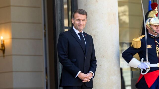 Ο Μακρόν μιλά για την υπεράσπιση του εκδοτικού πλουραλισμού εν μέσω του σεισμού που προκάλεσε η απομάκρυνση του Ολιβιέ Νορά από τον Grasset