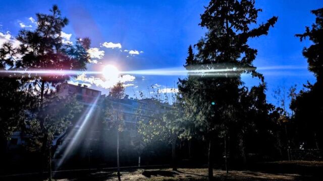 Ανοιξιάτικο το σκηνικό του καιρού το Σαββατοκύριακο: Υποχωρεί η αφρικανική σκόνη - Πού θα σημειωθούν μπόρες (Βίντεο)