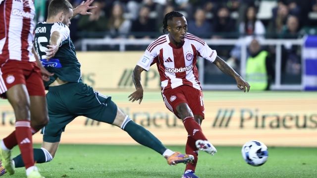 Παναθηναϊκός - Ολυμπιακός, Super League: Αδιανόητη... ασίστ του Γέντβαϊ στον Ζέλσον, δείτε την επική γκάφα! (Βίντεο)