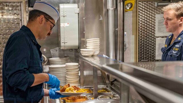 ΗΠΑ: Το Πολεμικό Ναυτικό αντικρούει με φωτογραφίες αναφορές για ελλείψεις τροφίμων - 