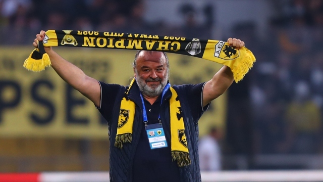 ΑΕΚ: Ο Μάριος Ηλιόπουλος έκανε... γύρο θριάμβου με κασκόλ πρωταθλήτριας! (Εικόνες)