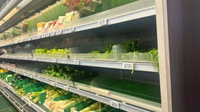 Μυτιλήνη: Αδειάζουν τα ράφια στα σούπερ μάρκετ - Σε αδιέξοδο τα τυροκομεία λόγω του αποκλεισμού (Εικόνες)