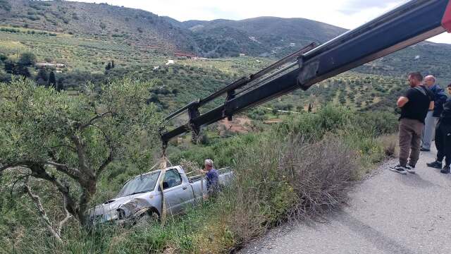 Ηράκλειο Kρήτης: Έψαχναν τον νεοκόρο για τη λειτουργία και τον βρήκαν εγκλωβισμένο στο αυτοκίνητό του που έπεσε σε γκρεμό (Βίντεο)